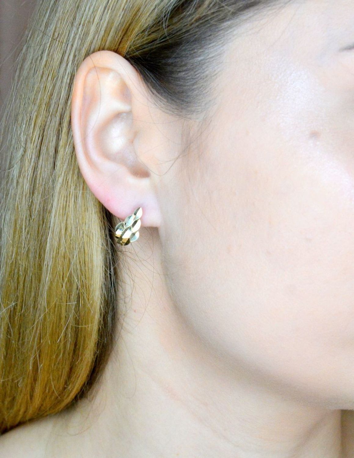 Złote kolczyki 375 angielskie z ozdobnym grawerowaniem KL 11385 375. Złote kolczyki wykonane z najwyższej jakości żółtego złota, próba 375, waga około 1,74gram. Kolczyki w minimalistycznym stylu, wpisujące się w obecne trendy modowe..jpg